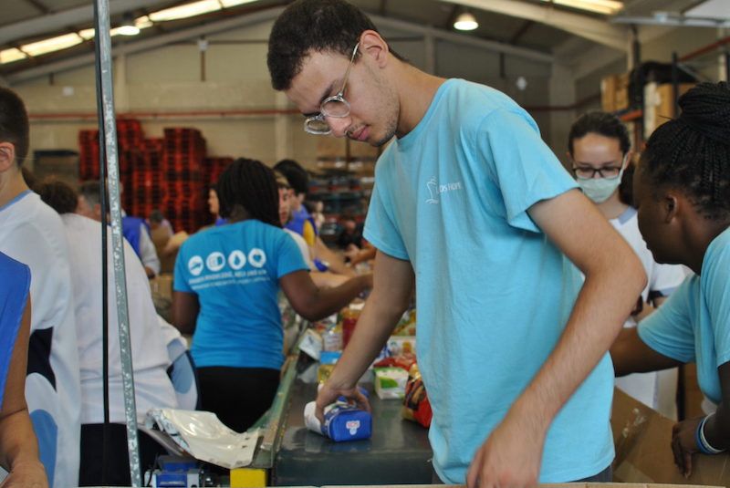Voluntarios ayudando en del banco de alimentos de Sevilla