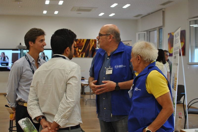 Voluntarios del banco de alimentos de Sevilla contando su colaboracion
